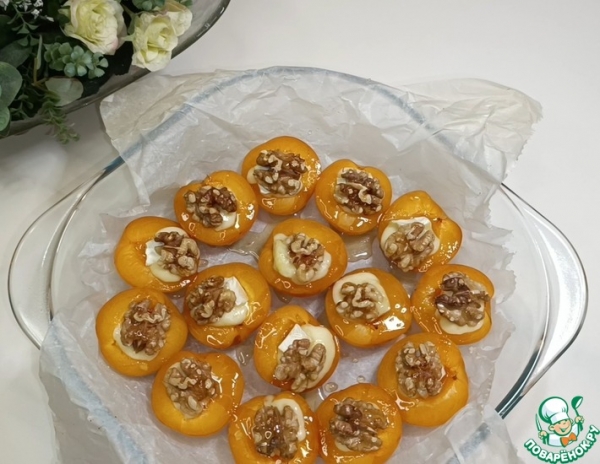 Запеченные абрикосы с сыром бри, орехами и медом – кулинарный рецепт